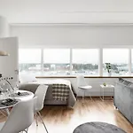 Sleepwell Itaekeskus, Direct Metro To Center And Bus To Airport Apartment Helsinki