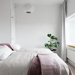 Sleepwell Itaekeskus, Direct Metro To Center And Bus To Airport Helsinki